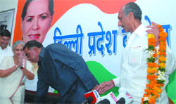 Ramvir Singh Bidhuri takes blessings of Delhi Chief Minister Sheila Dikshit after joining Congress at the DPCC office in New Delhi