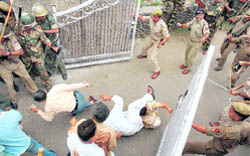 Policemen beating up activists of the Amarnath Sangharsh Samiti while they were protesting at Abhinav Theatre in Jammu