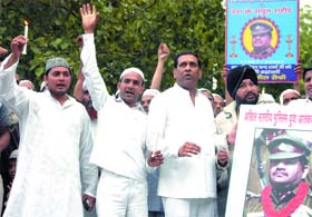 Members of the Akhil Bhartiya Muslim Yuva Atankwad Virodhi Samiti at a candle march in memory of Delhi police inspector M.C Sharma at Jantar Mantar