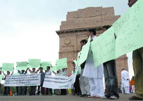 Activists of the People for peace form a human chain in protest against Delhi bomb blasts, at India Gate in New Delhi