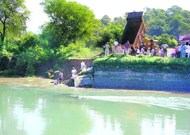 Repairs being carried out at the common bank of SYL and Bhakra main line near Bhauwal village in Bharatgarh (Anandpur Sahib).