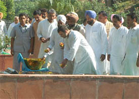 Rahul Gandhi paying obeisance at the Shaheed Bhagat Singh Memorial at Hussainiwala in Ferozepur district on Tuesday.