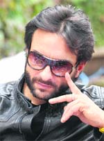 Bollywood actor Saif Ali Khan with the film unit of Three Idiots in Shimla on Tuesday. Tribune photo by Amit Sharma