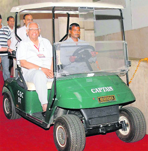 Lok Sabha Speaker Somnath Chatterjee leaves the Haryana Assembly in a golf cart after the conclusion of the 73rd conference of Presiding Officers of Legislative Bodies in India in Chandigarh on Tuesday.
