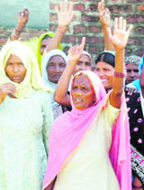 Residents of Ghugshore village raise anti-government slogans at the failure of the atta-dal scheme.