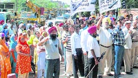 Municipal council employees gherao Phase 8 police station to protest against registration of a case against their employees in Mohali