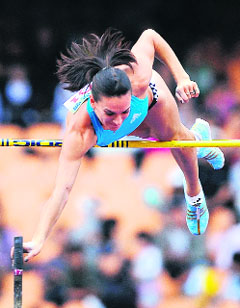 Yelena Isinbayeva of Russia competes during the womens pole vault at the Daegu pre-Championships Meeting in Daegu, south of Seoul, on Thursday. Isinbayeva jumped 4.60 meters and took first place.