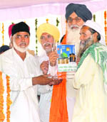 Muslim leaders present a memento to Chief Minister Parkash Singh Badal at Talwandi Sabo in Bathinda
