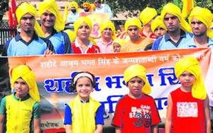 Participants in the Shaheed Bhagat Singh Jagriti Yatra, organised by the National Integrated Forum of Artists and Activists (NIFAA), in Karnal on Sunday. The occasion was the birth centenary celebrations of martyr Bhagat Singh. 
