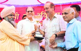 Swami Giri Maharaj ( Dera Pathankot) greets former chief minister Ghulam Nabi Azad, who laid the foundation stone of Gurdwara Guru Ravi Dass Ji at Jammu