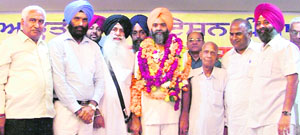Members of the Arthiya Association Punjab honour newly elected president Ravinder Singh Chemma in Ludhiana on Sunday.