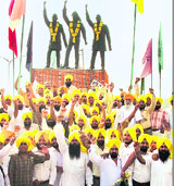 Youths pose in front of martyrs statue before leaving for Khatkar Kalan.