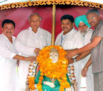 Surinder Singla, former finance minister (second from left), garlanding the idol of Maharaja Aggarsein during the Aggarsein Jayanti celebrations in Bathinda on Tuesday