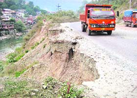Vehicles are dangerously passing by a damaged road on the National Highway No 21 in Mandi town, however the authorities conveniently look the other way. Waiting for something to happen ?