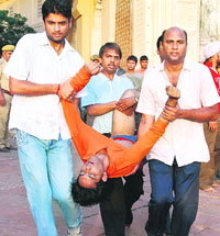 Good Samaritans carry a stampede victim from the Mehrangarh Fort to a hospital in Jodhpur on Tuesday.