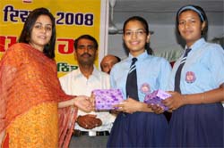 Shruti Singh, ADC (D), giving away prizes to winners of the district-level competitions organised on the occasion of Rajiv Gandhi Akshay Urja Diwas at the MSD School in Bathinda