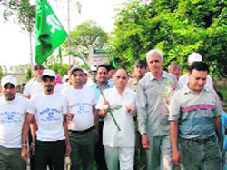 Additional deputy commissioner Ramesh Verma (both hands plastered), takes part in swachhta yatra in Kaithal. 