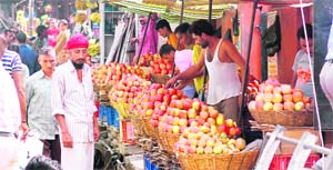 Encroachment by fruitsellers near Jammu bus stand.