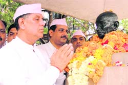 Congress workers pay tributes to Mahatma Gandhi in Ludhiana