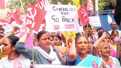 Activists of the CPI protest against the visit of US secretary of state Condoleezza Rice in New Delhi