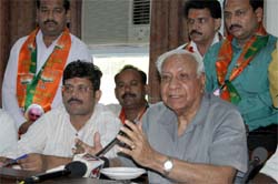 Chairman of the BJP election committee, Punjab, Balramji Dass Tandon, along with BJP's state general secretary Kamal Sharma, addressing mediapersons in Bathinda
