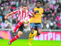 Sunderlands midfielder Steed Malbranque (L) vies with Arsenal's midfielder Alexandre Song during the Premier League match in England 