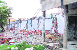 Booths on the GLADA land being demolished for auctioning 2.8 acre prime property on the Ferozepur Road in Ludhiana 