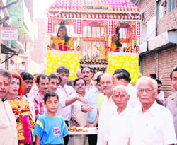 Descendants of a Sikh family of kahars carry the idols to Dusshera site in Daresi Ground. 
