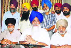 President of Gurudwara Dukh Nivaran Sahib, Pritpal Singh, addresses a press conference. 