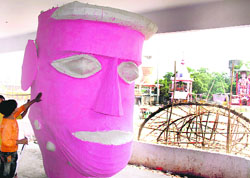 On the eve of Dusshera, artists from Muzzafarnagar prepare an effigy of Ravana at Daresi ground in Ludhiana 
