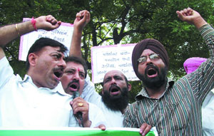 Activists of the Akhil Bhartiya Punjabi Ekta Committee shout slognas during the protest against BJPs anti-minority policy in Orissa and Karnataka and demand the dismissal of the government and a ban on the VHP and Bajrang Dal in New Delhi 