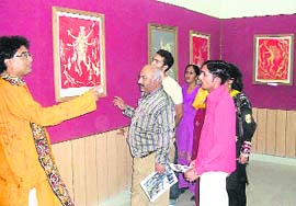 National artist Prabal Pramanik interacts with Vijay Sharma, a renowned artist from Himachal Pradesh, in Chamba on Tuesday. Photo: Balkrishan Prashar