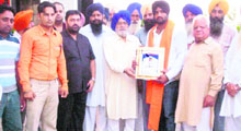 Lok Sabha Deputy Speaker Charanjit Singh Atwal honours kabaddi player Kinda Kakrala at Khamano.