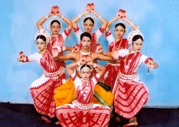 Odissi dance by Guru Durga Charan Ranbir and Nrutyayan group of Bhubaneswar. (Right) A scene from the Ananya Dance festival