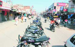 Vehicles parked in an orderly manner after the introduction of the new parking system in market No. 1.
