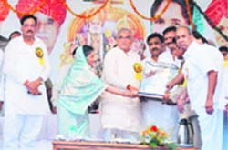 Members of the Agarwal community honour Chief Minister Bhupinder Singh Hooda on the occasion of Maharaja Agarsen Jayanti in Sirsa.