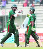 Bangladesh captain Mohammad Ashraful (R) speaks with teammate Junaed Siddique during the first ODI between Bangladesh and New Zealand at the Sher-e-Bangla National Cricket Stadium in Dhaka
