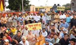 Computer teachers protesting during the visit of sports minister Gulzar Singh Ranike in Bathinda