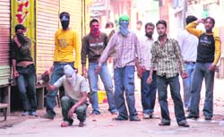 Protesters shout pro-freedom slogans in protest against Prime Minister Manmohan Singhs visit in Srinagar