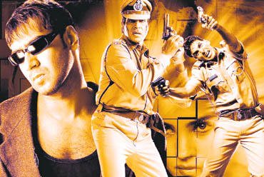 Amitabh Bachchan and Akshay Kumar gave powerful performances as on-screen cops fighting against a corrupt system in Rajkumar Santoshis Khakee