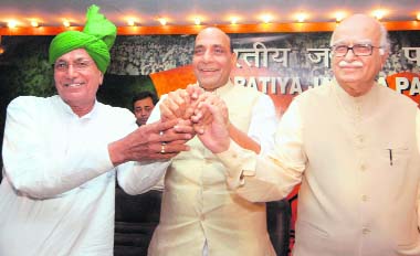 INLD president Om Prakash Chautala with BJP national president Rajnath Singh and BJP leader L.K. Advani in New Delhi on Sunday. Tribune photo: Mukesh Aggarwal