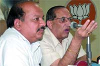 BJP president Harsh Vardhan and chief ministerial candidate Vijay Kumar Malhotra address a press conference at the party office in New Delhi