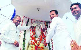 Naveen Jindal, MP, and Tejinder Pal Mann, MLA, garland a statue of Maharishi Valmiki in Kaithal