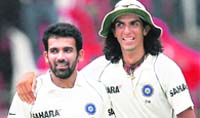 Zaheer Khan (L) and Ishant Sharma during Bangalore Test
