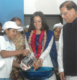 Bollywood actress Raima Sen launches the Global Hand Washing Day campaign  while chairman of Sulabh International Bindeshwari Pathak looks on in New Delhi 