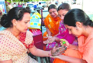 These policewomen get mehndi applied on their palms ahead of Karva Chauth.