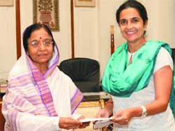 Haryana minister for forests, environment and tourism Kiran Choudhry invites President Pratibha Patil for the Surajkund Mela to be held at Faridabad 