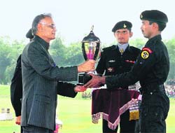 Union Home Minister Shivraj Patil presents a trophy at the raising day function of the NSG at Manesar on Thursday. 