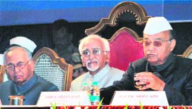 Vice-President Hamid Ansari, flanked by Governor of Uttar Pradesh T.V. Rajeswar (left) and Governor of Jharkhand Syed Sibtey Razi, at World Summit of AMU Alumini 2008 in Aligarh