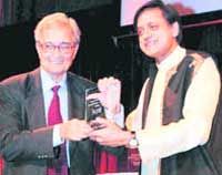 Former UN undersecretary-general Shashi Tharoor presents the Breakthrough Inspiration Award to Nobel Laureate Amartya Sen at a function in New York on Friday.